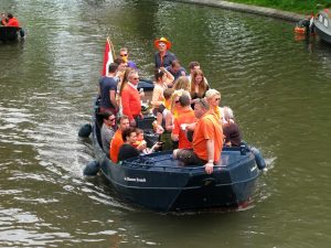 Firande av kungens födelsedag på kanalbåt i Utrecht